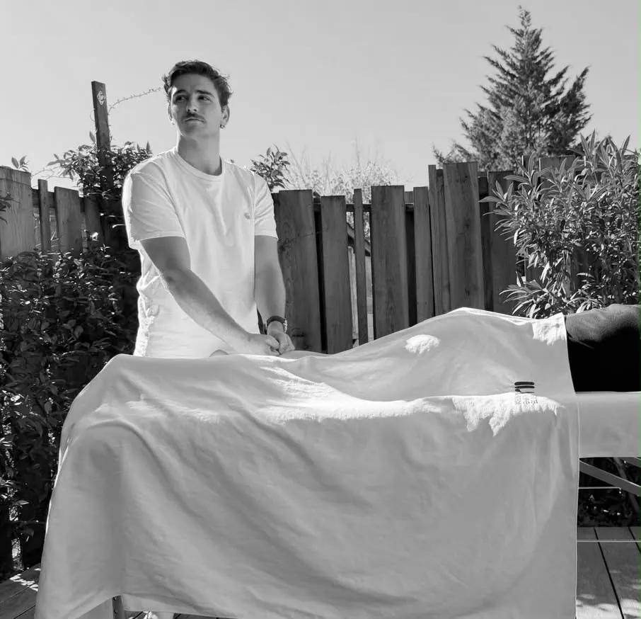 Hector, praticien en massage sportif, sur la terrasse de l’institut – Drainage lymphatique Vodder® et brésilien à Gujan-Mestras, Bassin d’Arcachon Hector, praticien en massage sportif, sur la terrasse de l’institut – Drainage lymphatique Vodder® et brésilien à Gujan-Mestras, Bassin d’Arcachon